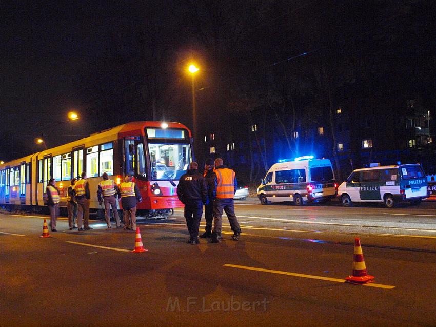 VU Person KVB Bahn Koeln Muelheim Pfaelzischer Ring P07.JPG